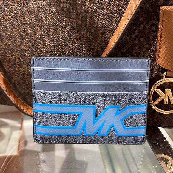 Michael Kors Cooper Graphic Logo Tall Card Case Denim Multi
Denim Multi
NWT - Picture 14 of 16